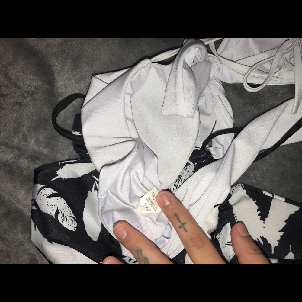 Bikini Set - Picture 2 of 3